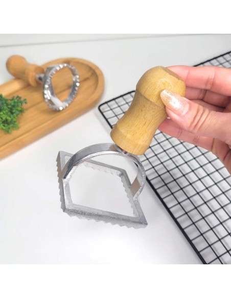 Cortador de Massa Biscoito Ravioli Quadrado Aluminio Madeira