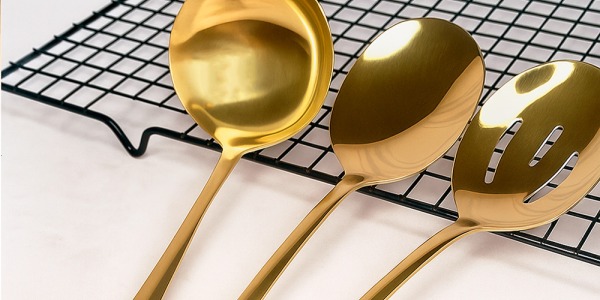 Para que servem os utensilios de servir dourado na mesa posta?