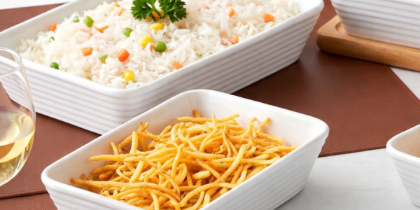 Como montar uma mesa posta elegante usando travessas de porcelana